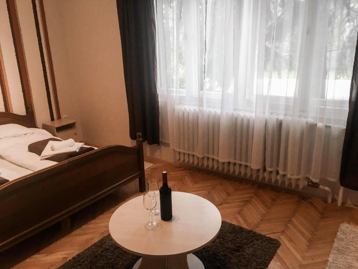 Tompos Vendeghaz Es Pince Hotel Villány Buitenkant foto