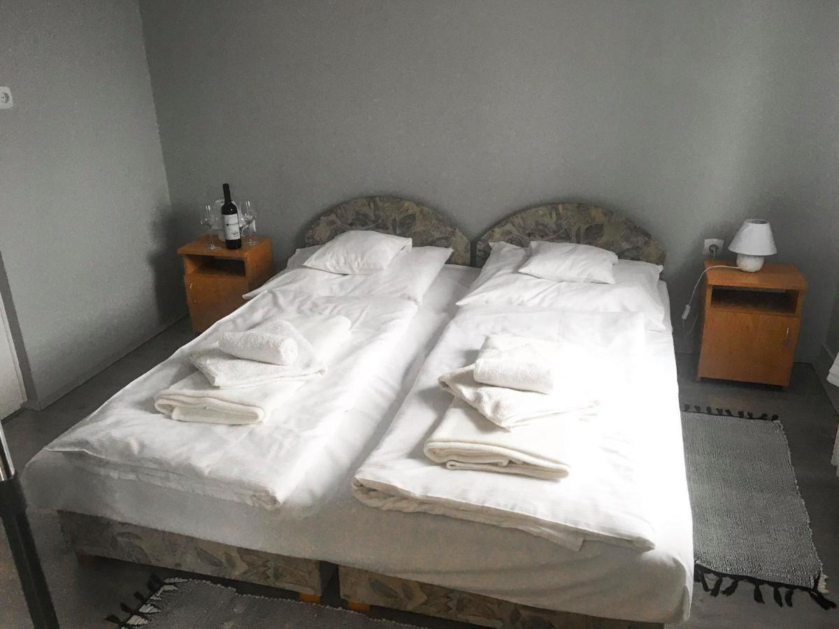Tompos Vendeghaz Es Pince Hotel Villány Buitenkant foto