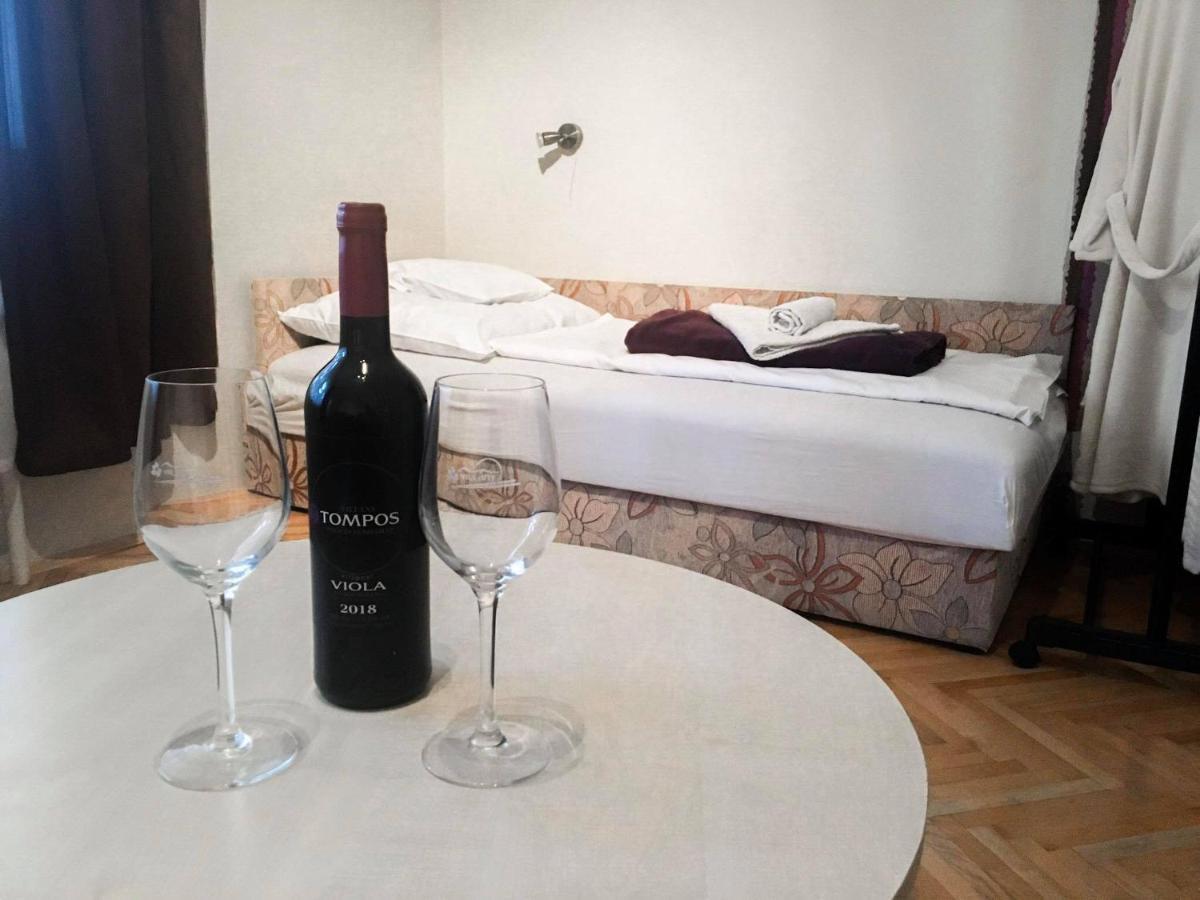 Tompos Vendeghaz Es Pince Hotel Villány Buitenkant foto